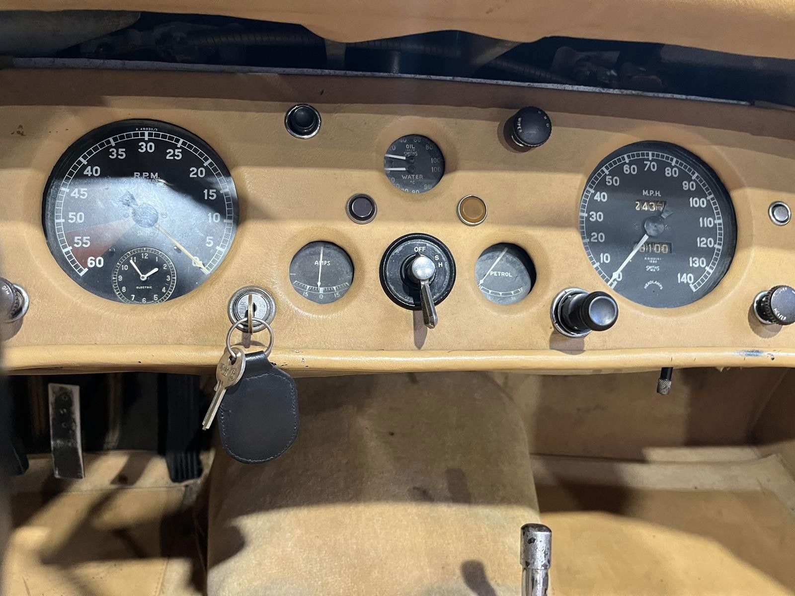 Sølv Jaguar XK fra 1953 set indefra