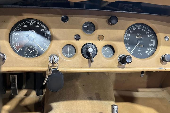 Sølv Jaguar XK fra 1953 set indefra