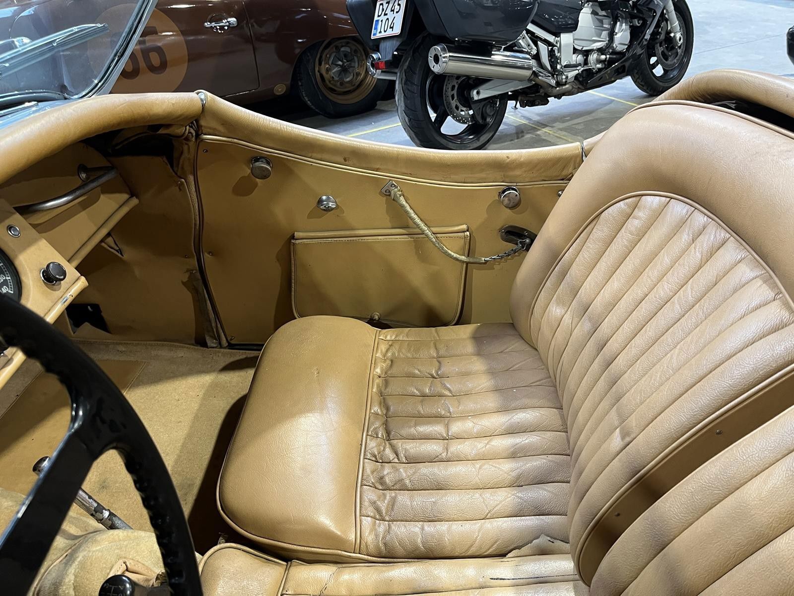 Sølv Jaguar XK fra 1953 set indefra