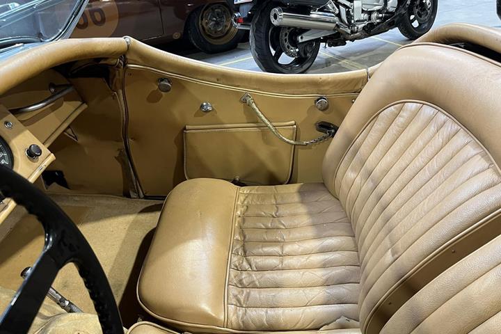 Sølv Jaguar XK fra 1953 set indefra