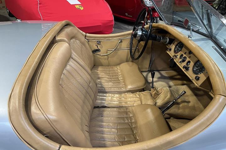 Sølv Jaguar XK fra 1953 set indefra