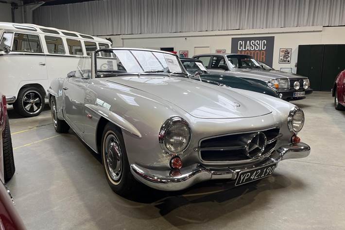 Sølv Mercedes 190 fra 1962 set udefra
