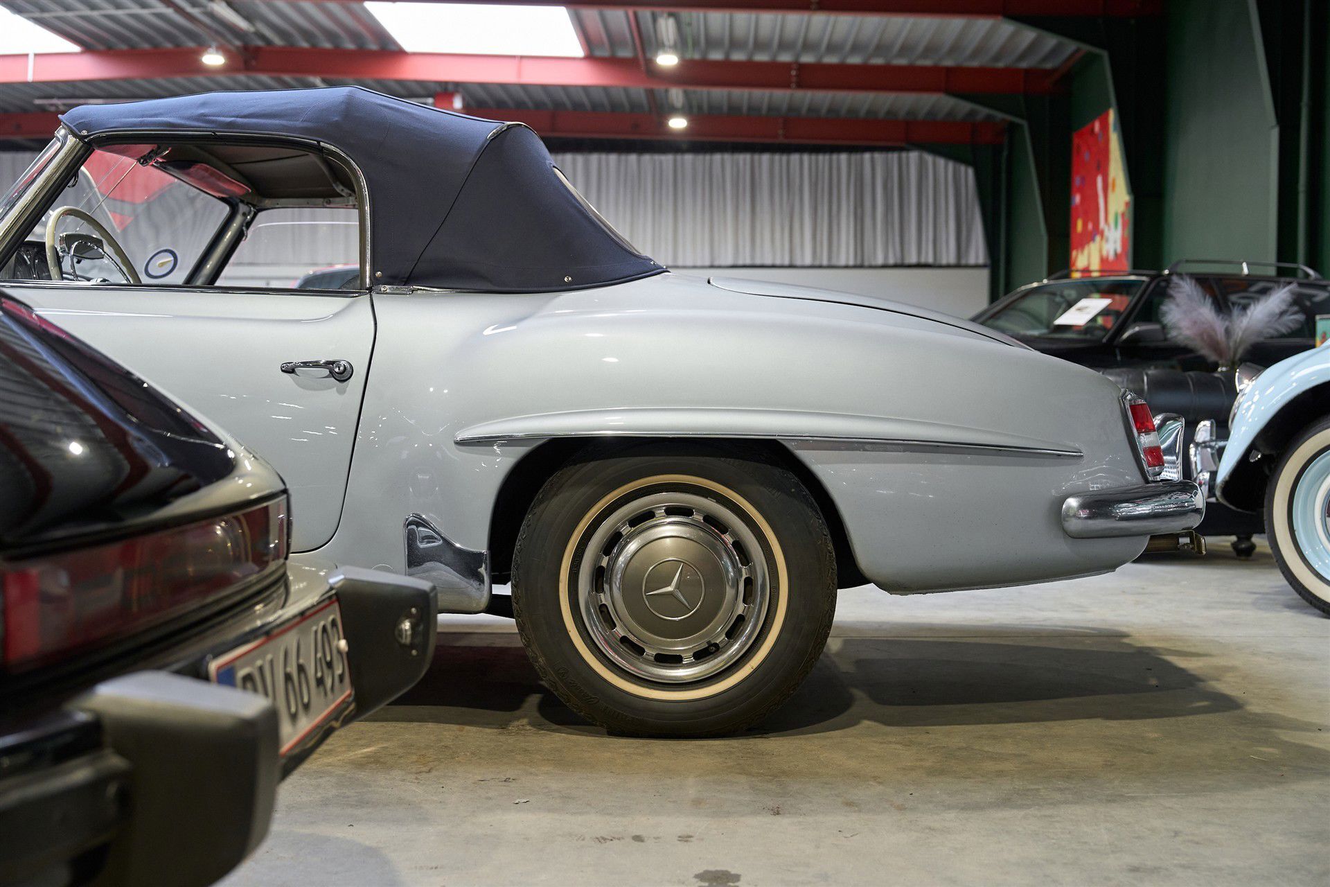 Sølv Mercedes 190 fra 1962 set udefra