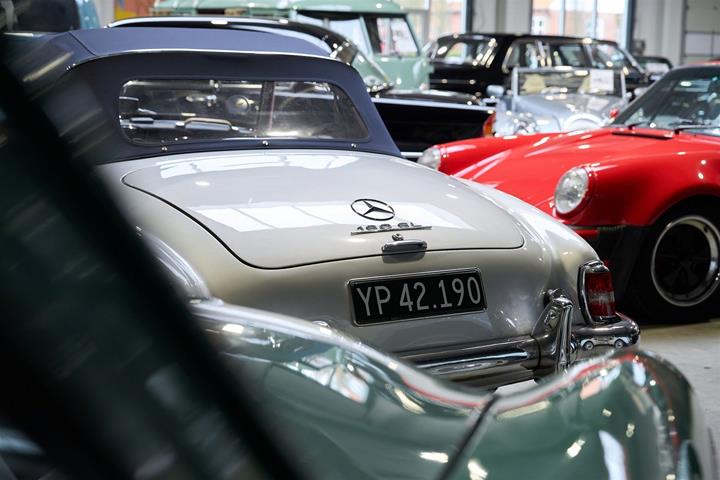Sølv Mercedes 190 fra 1962 set udefra