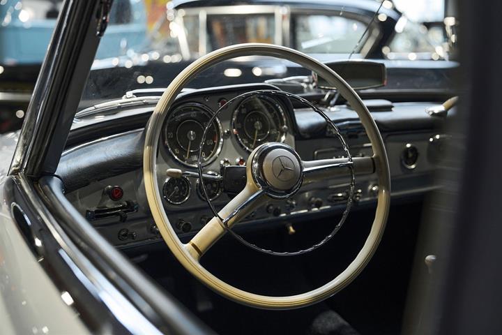 Sølv Mercedes 190 fra 1962 set indefra