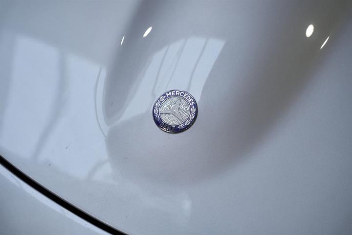 Sølv Mercedes 190 fra 1962 set udefra