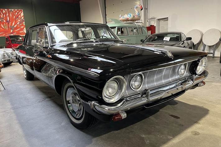 Sort Chrysler Coronado fra 1963 set udefra