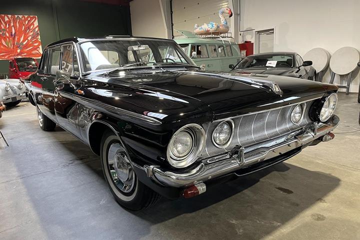 Sort Chrysler Coronado fra 1963 set udefra