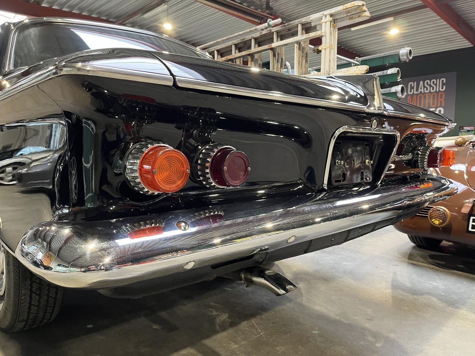 Sort Chrysler Coronado fra 1963 set udefra