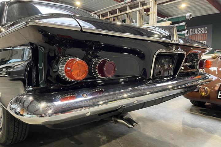 Sort Chrysler Coronado fra 1963 set udefra