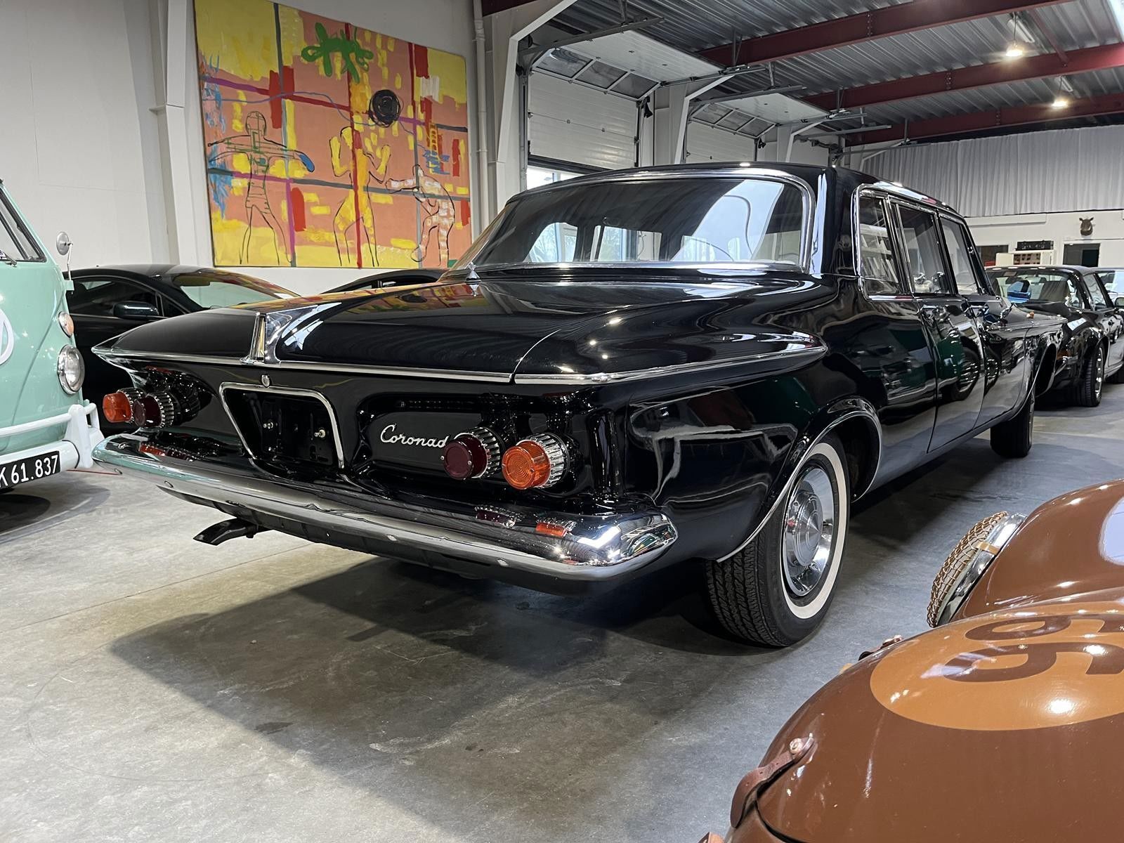 Sort Chrysler Coronado fra 1963 set udefra