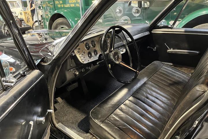 Sort Chrysler Coronado fra 1963 set indefra