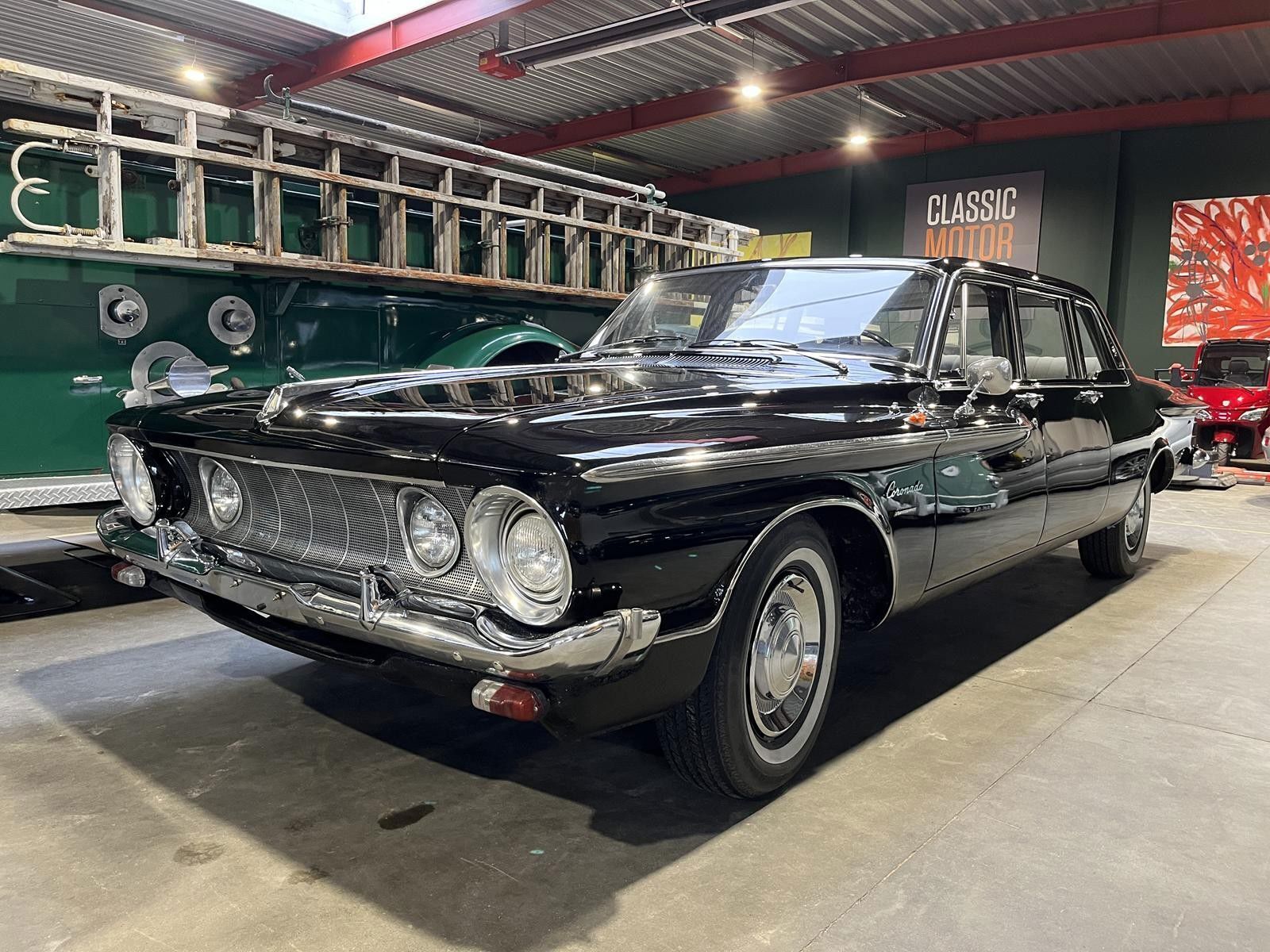 Sort Chrysler Coronado fra 1963 set udefra