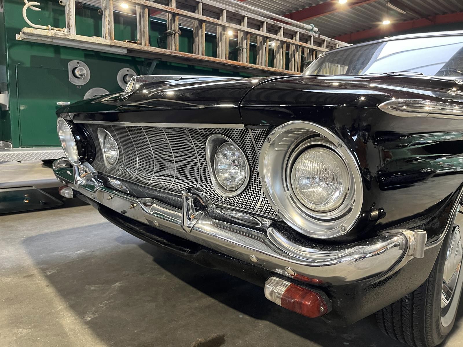 Sort Chrysler Coronado fra 1963 set udefra