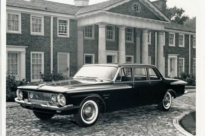 Sort Chrysler Coronado fra 1963 set udefra