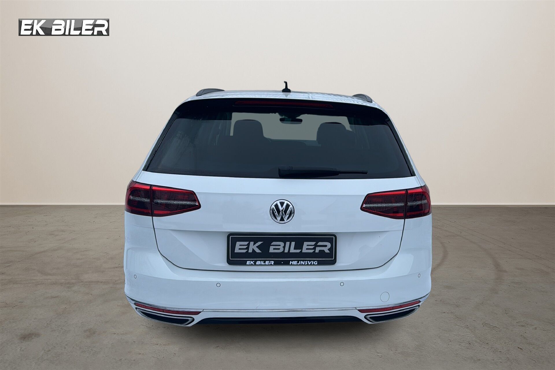 Hvid VW Passat fra 2018 set udefra