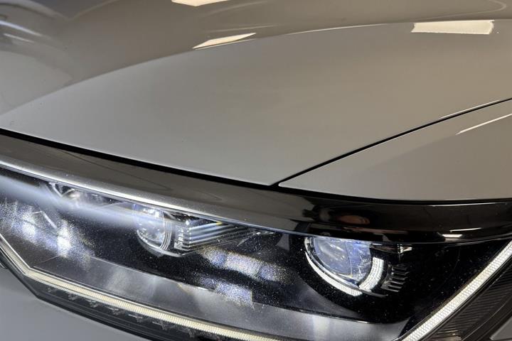 Hvid VW Passat fra 2018 set udefra