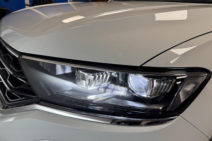 Hvid VW T-Roc fra 2019 set udefra