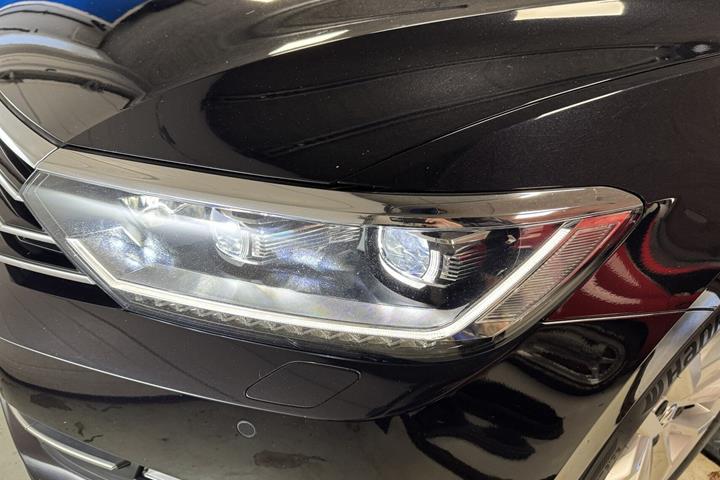 Sort VW Passat fra 2018 set udefra