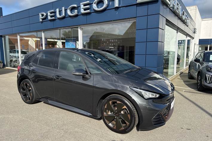 Grå Cupra Born fra 2023 set udefra