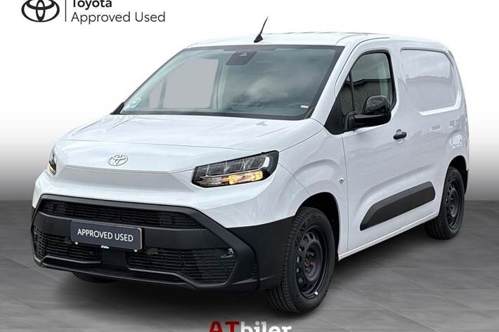 Hvid Toyota ProAce City fra 2024 set udefra