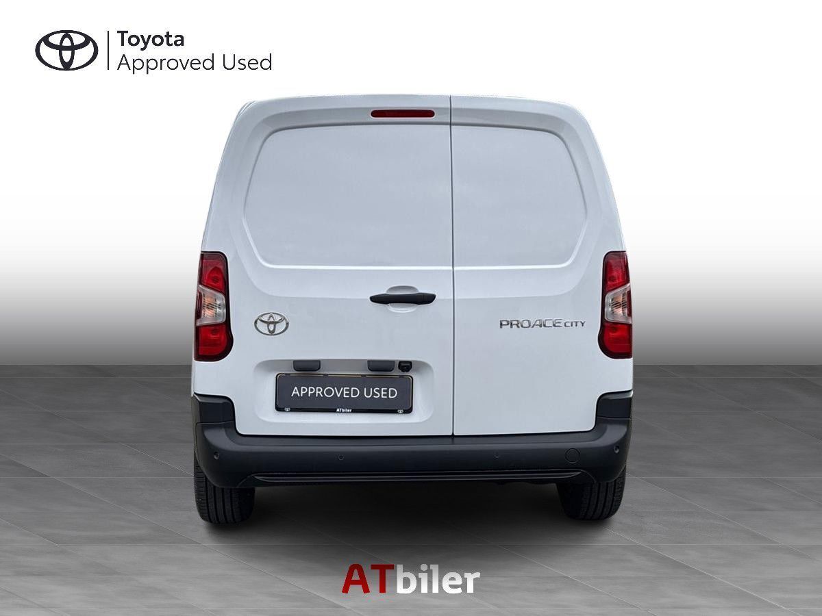 Hvid Toyota ProAce City fra 2024