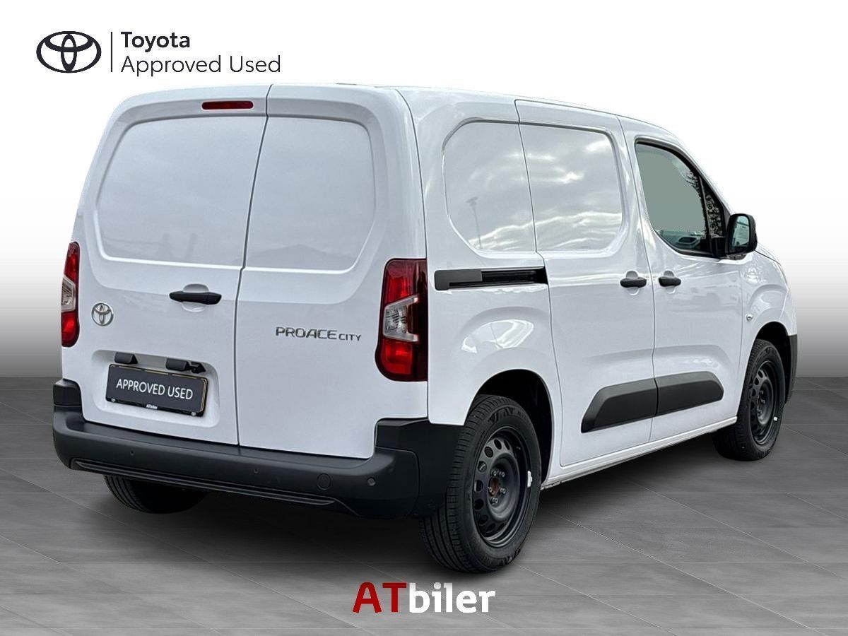 Hvid Toyota ProAce City fra 2024