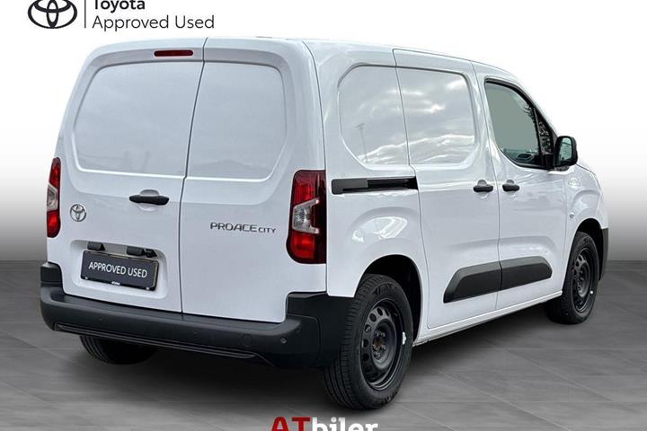 Hvid Toyota ProAce City fra 2024