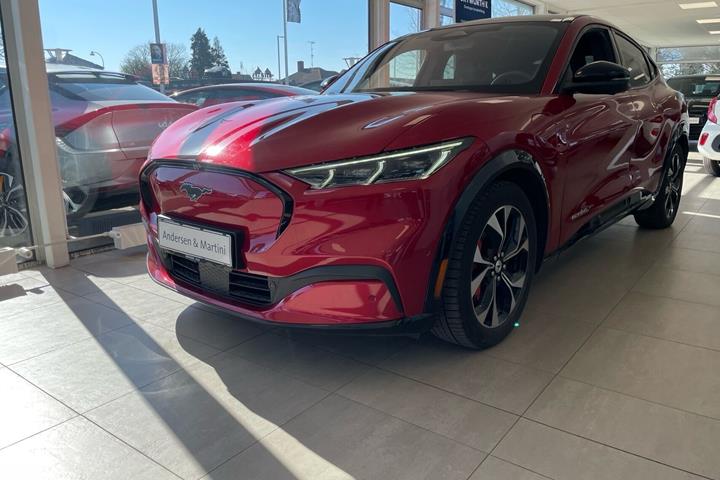 Rød Ford Mustang Mach-E fra 2022 set udefra