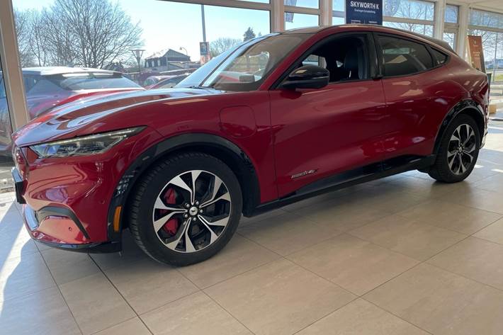 Rød Ford Mustang Mach-E fra 2022