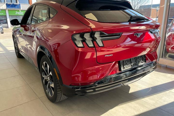 Rød Ford Mustang Mach-E fra 2022