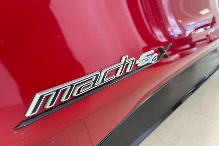 Rød Ford Mustang Mach-E fra 2022