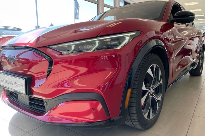 Rød Ford Mustang Mach-E fra 2022