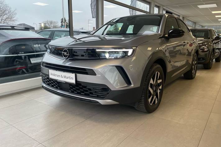 Grå Opel Mokka-e fra 2023 set udefra