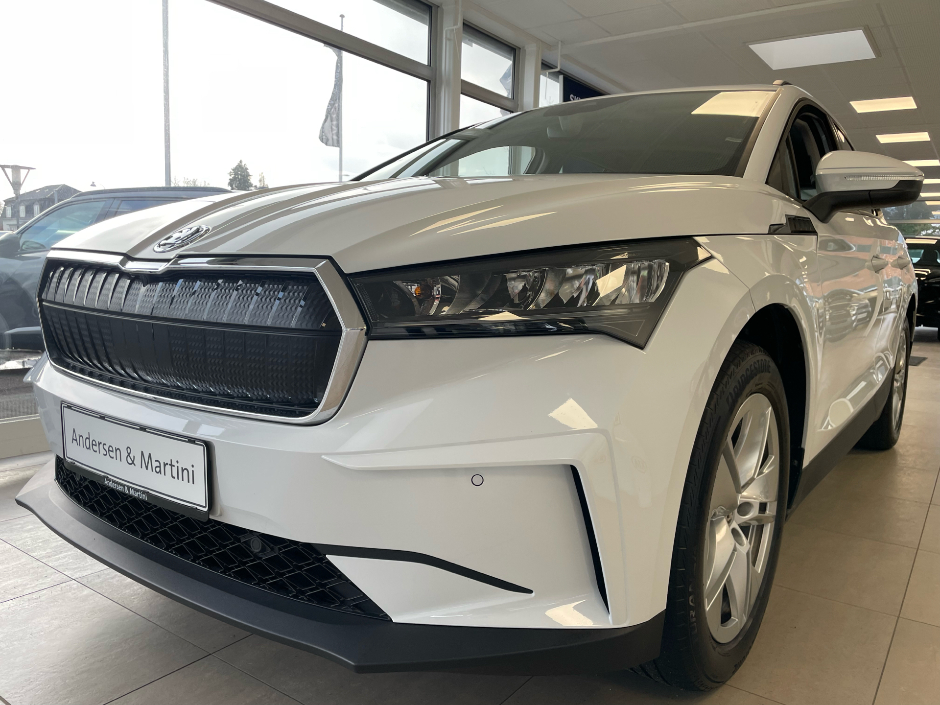 Hvid Skoda Enyaq fra 2023