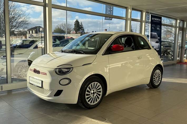 Hvid Fiat 500e fra 2023 set udefra