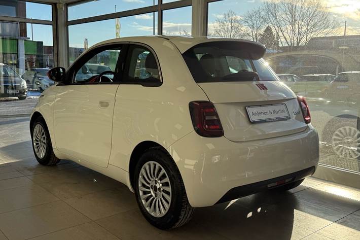 Hvid Fiat 500e fra 2023