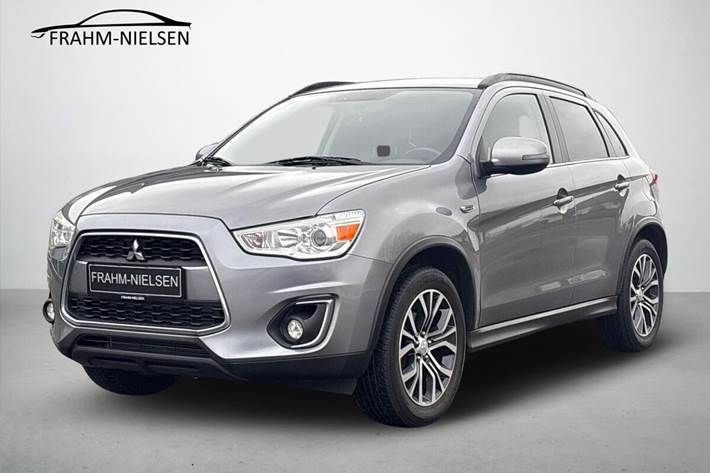 Grå Mitsubishi ASX fra 2015 set udefra