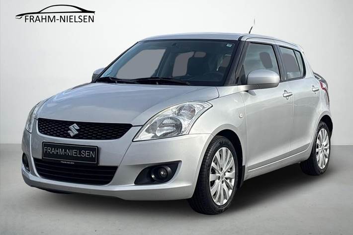 Sølv Suzuki Swift fra 2014 set udefra