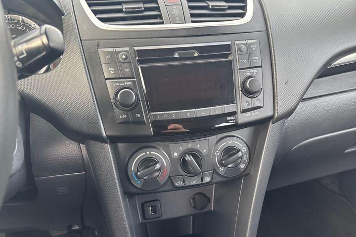 Sølv Suzuki Swift fra 2014