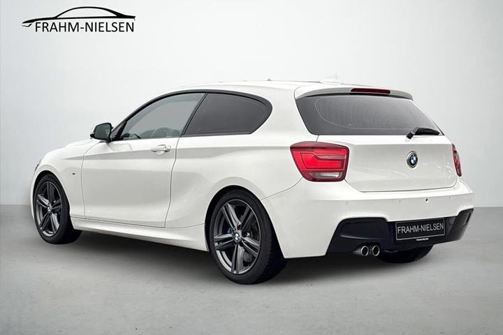 Hvid BMW 125d fra 2012 set udefra