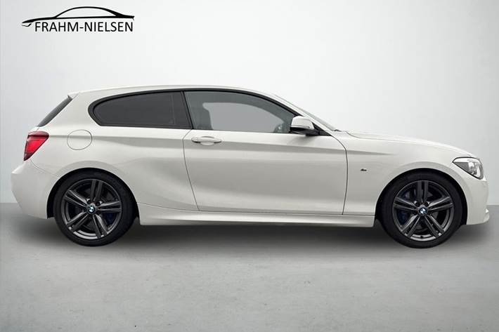 Hvid BMW 125d fra 2012 set udefra