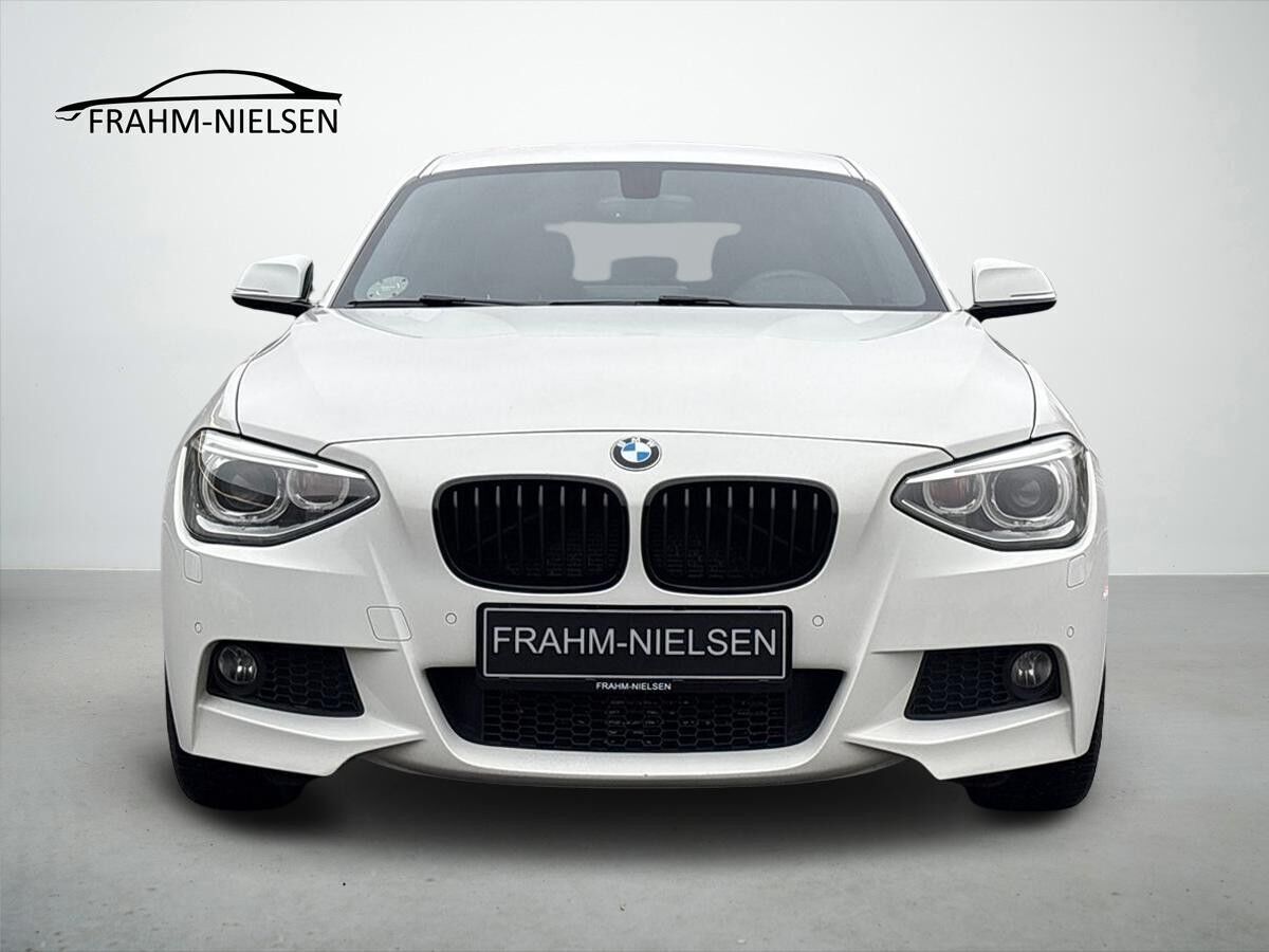 Hvid BMW 125d fra 2012 set udefra