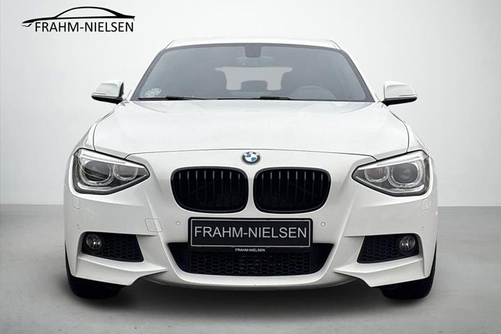 Hvid BMW 125d fra 2012 set udefra