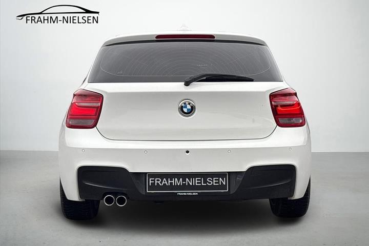 Hvid BMW 125d fra 2012 set udefra