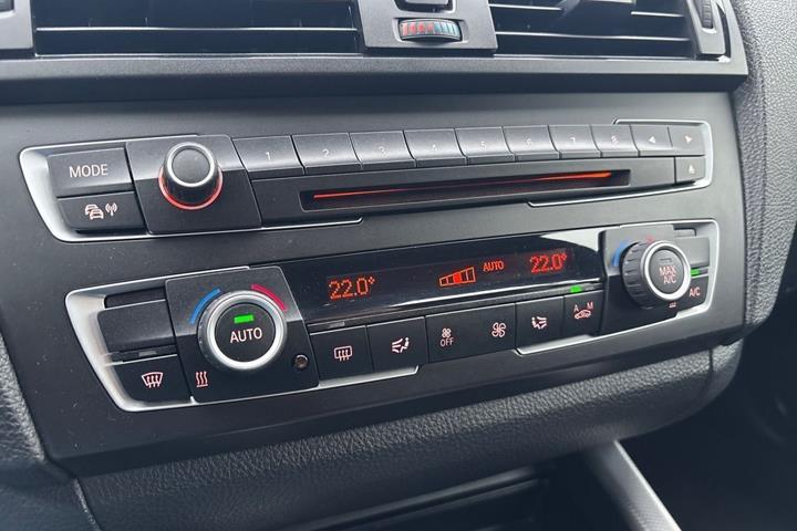 Hvid BMW 125d fra 2012 set indefra
