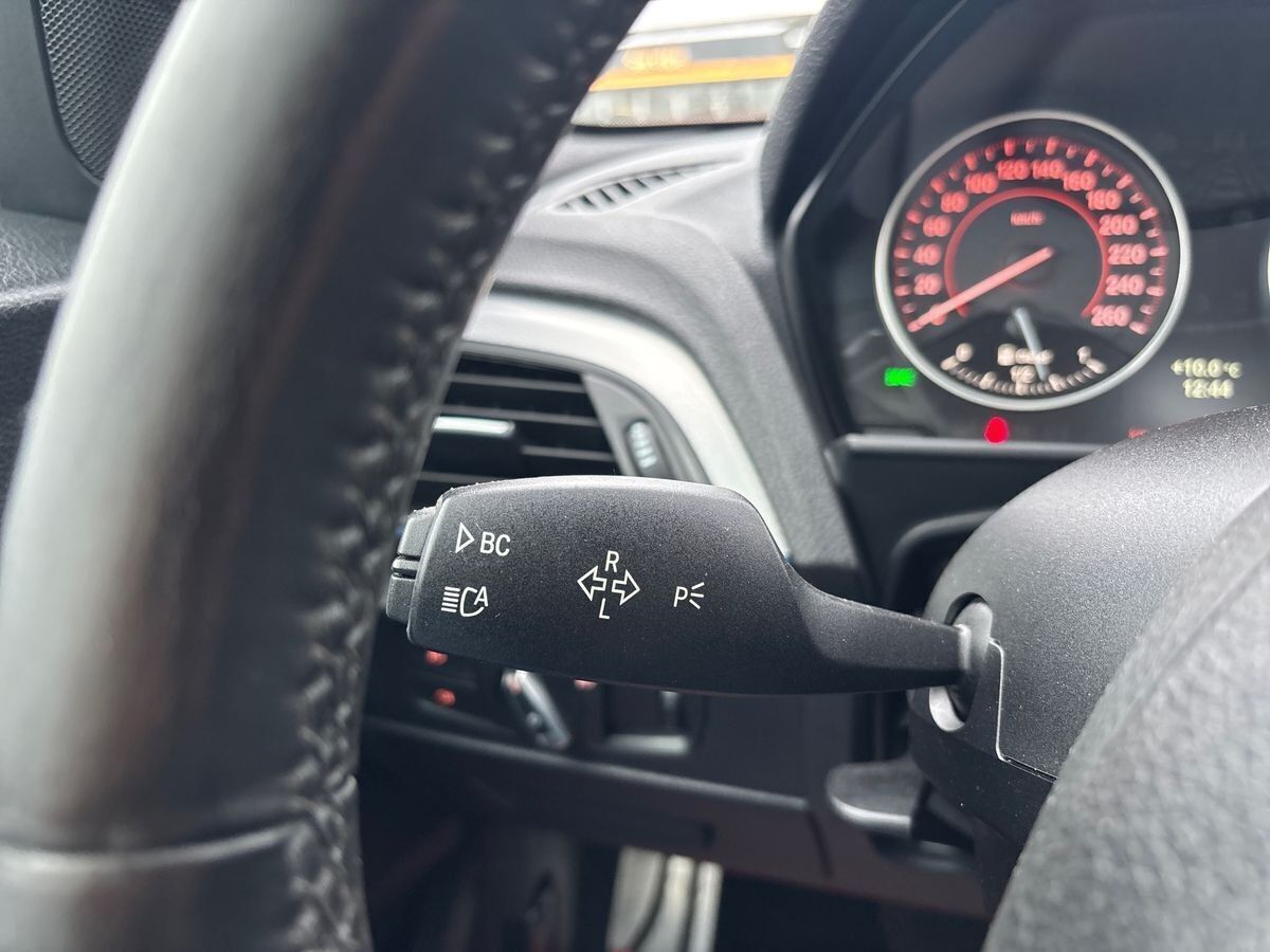 Hvid BMW 125d fra 2012 set indefra