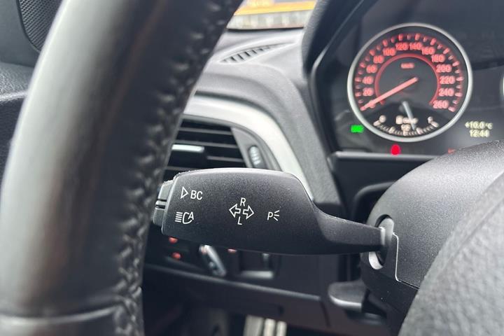 Hvid BMW 125d fra 2012 set indefra