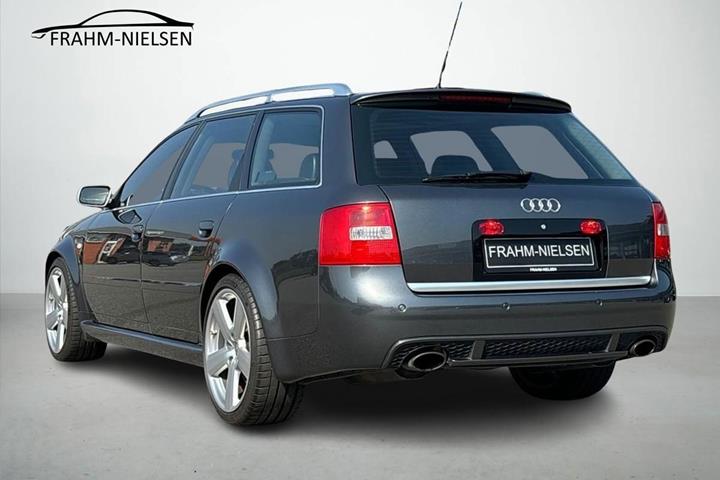 Grå Audi RS 6 fra 2004 set udefra