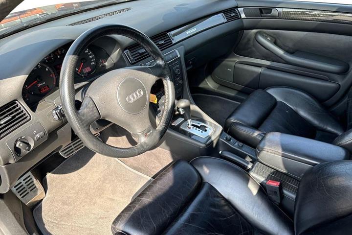 Grå Audi RS 6 fra 2004 set indefra